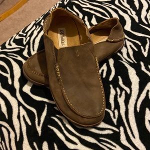 OluKai shoes size 9 ! Still in good shape! Great for summer and winter!